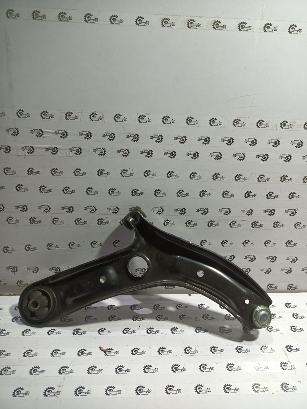 CarTrends Arm I 20 Elite left side spare part for vehicle, shown in the image with detailed close-up view.
