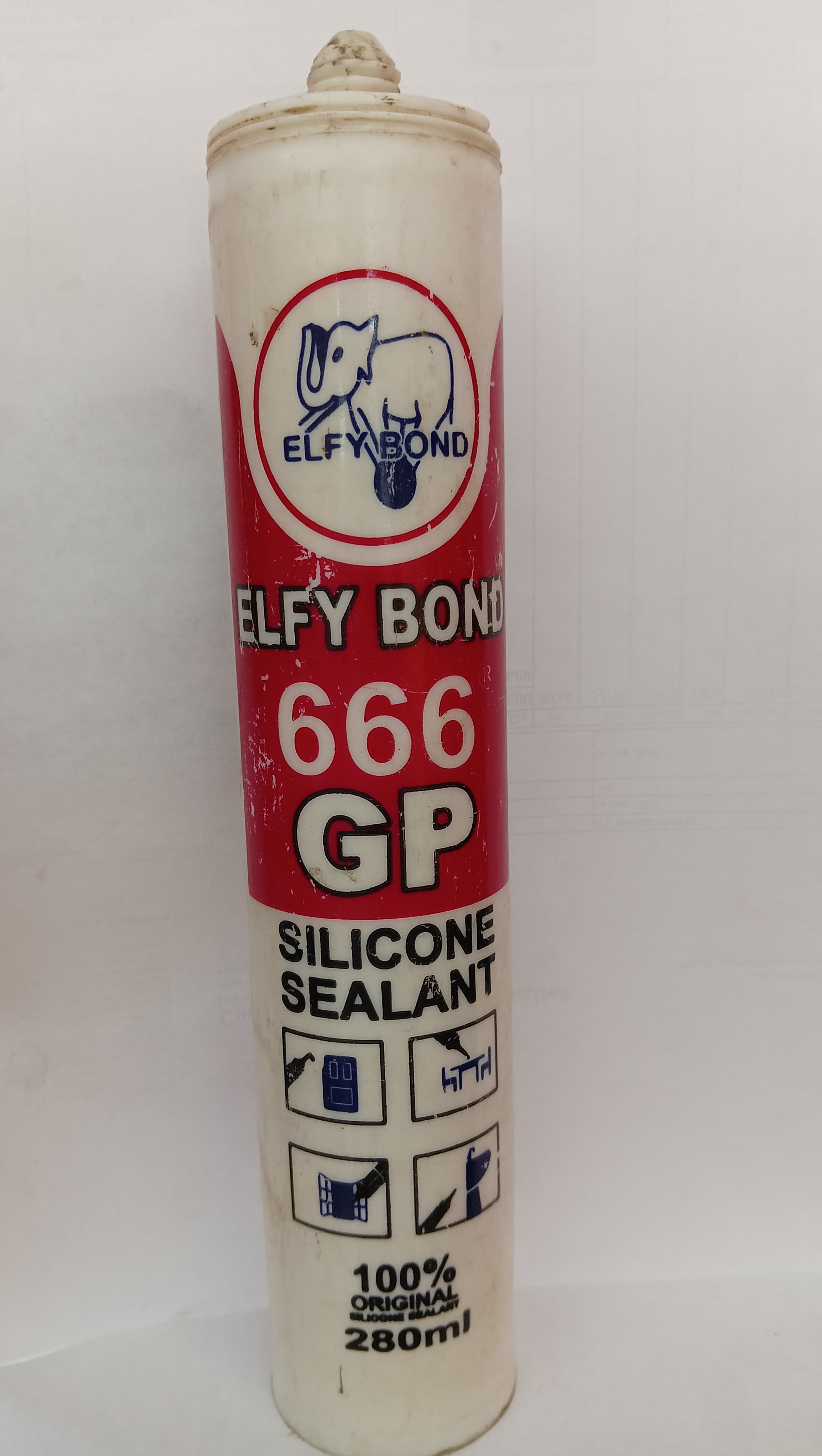 Aftermarket Elfy Bond 666 GP silicone sealant applied to vehicle window seam, suitable for Swift, Dzire, Baleno, Ertiga, Brezza, Alto.