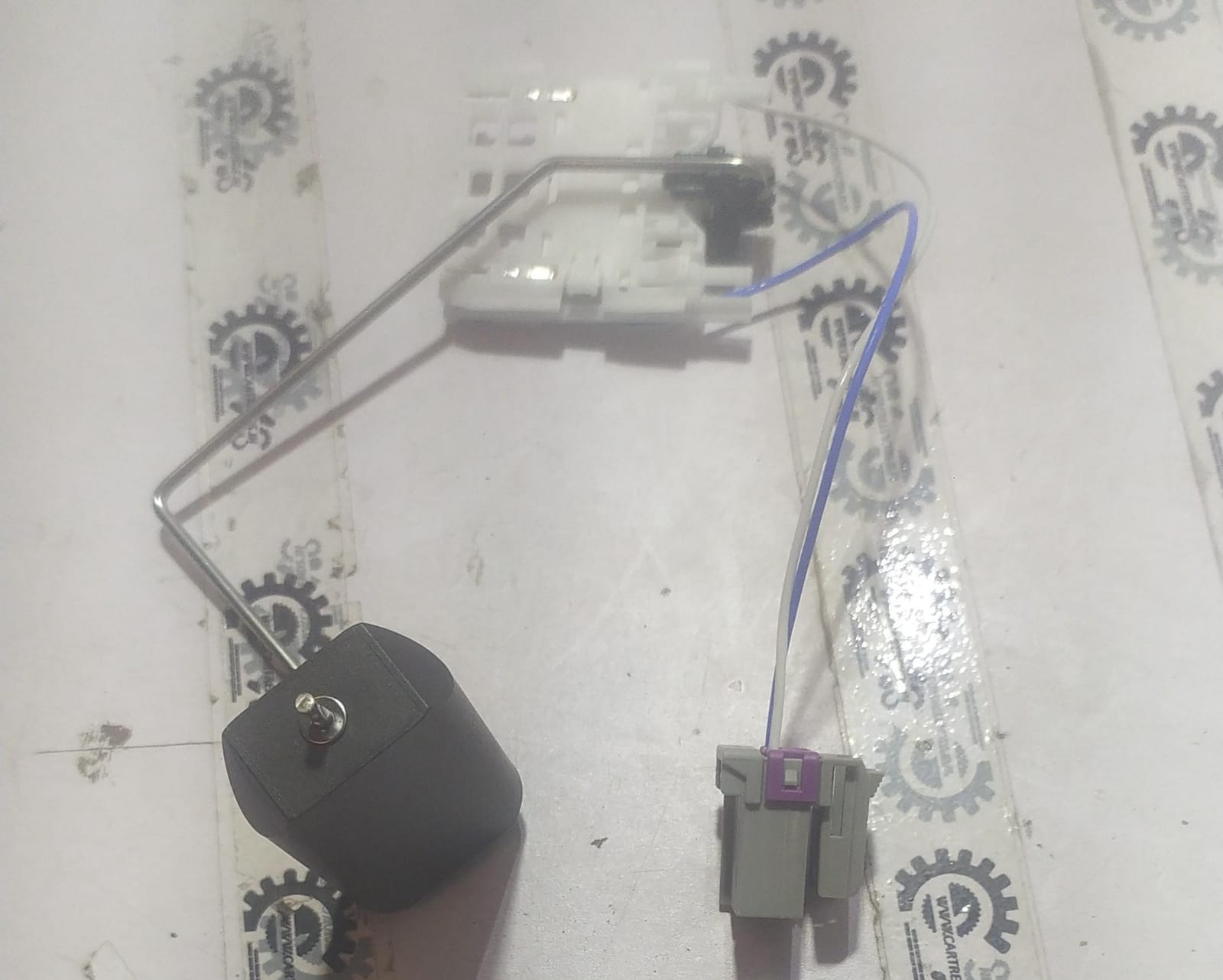 CarTrends fuel level sensor for Chevrolet Beat petrol engine, car part J13592609, showing sensor components and connectors.