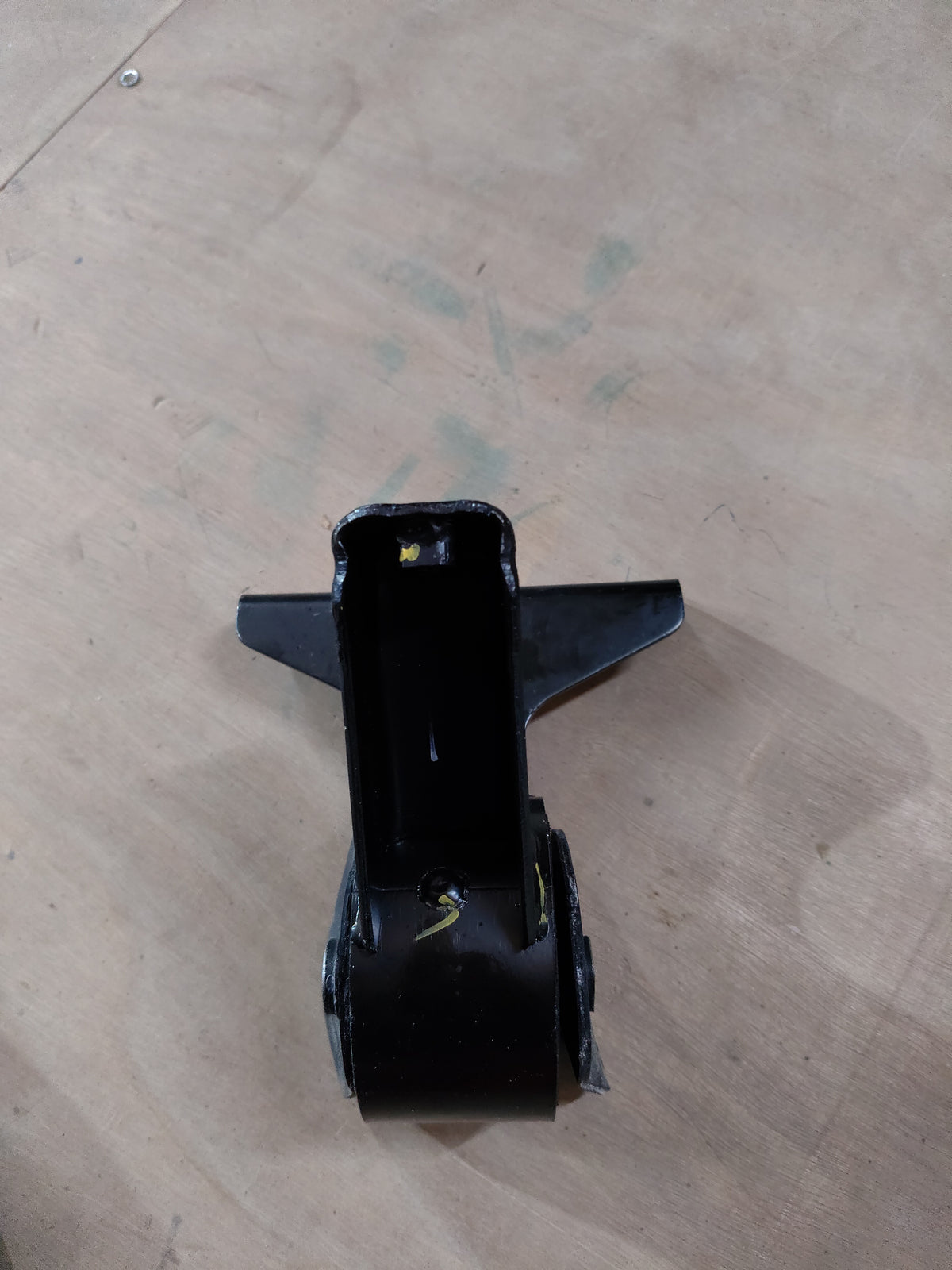 Rear right engine mounting for Suzuki Ertiga first generation, CarTrends spare part, with engine and mounting visible.