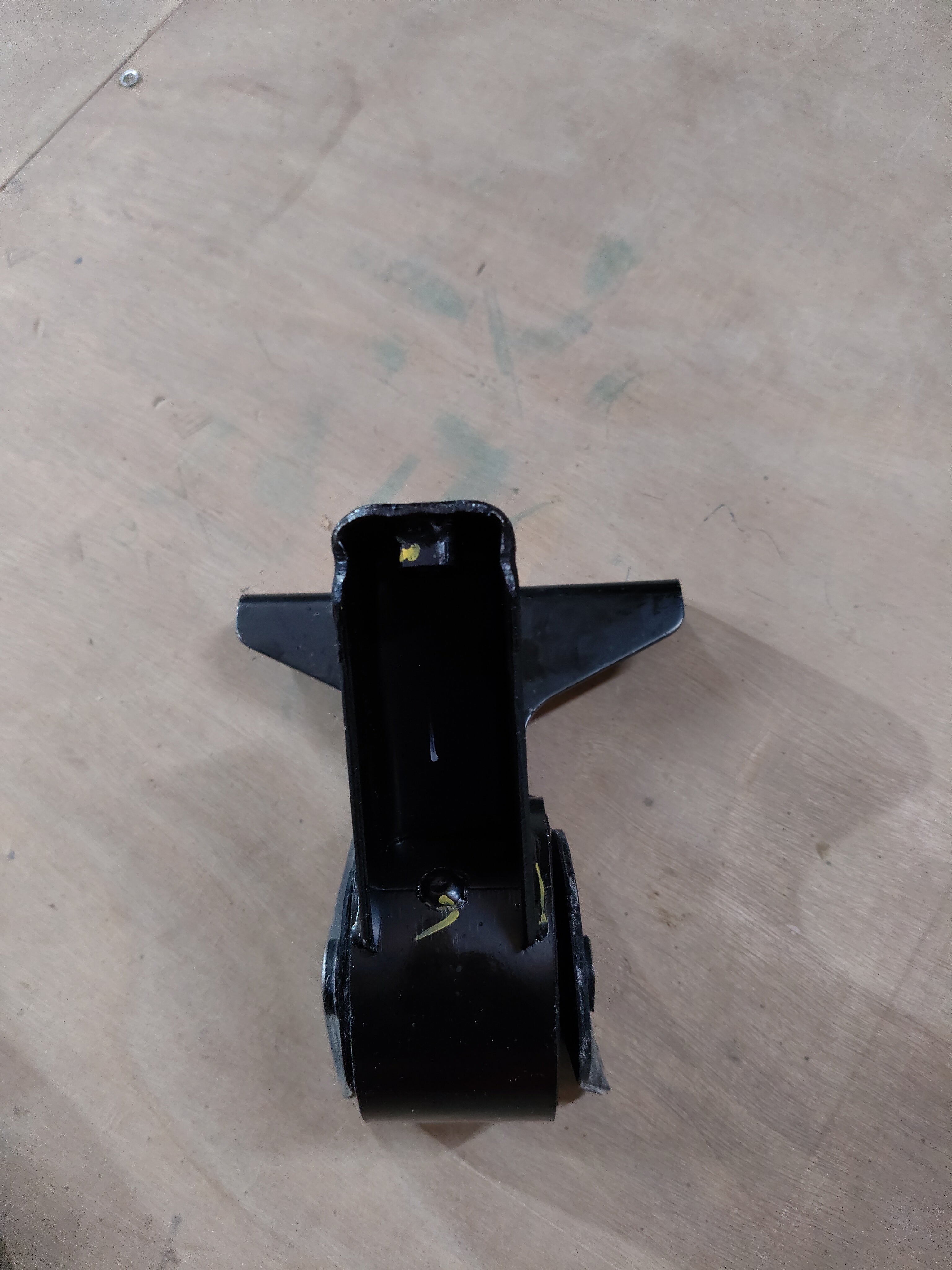 Rear right engine mounting for Suzuki Ertiga first generation, CarTrends spare part, with engine and mounting visible.