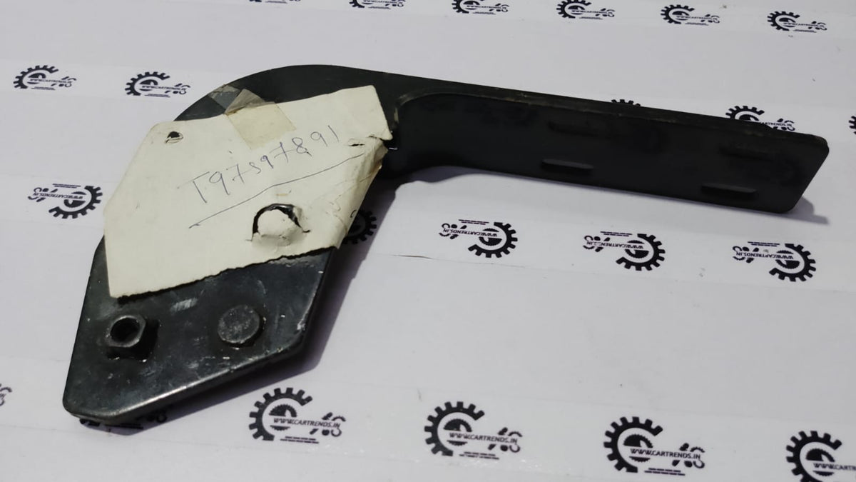 CarTrends front left side step bracket for Tavera, part T97597891, designed for easy vehicle side access.