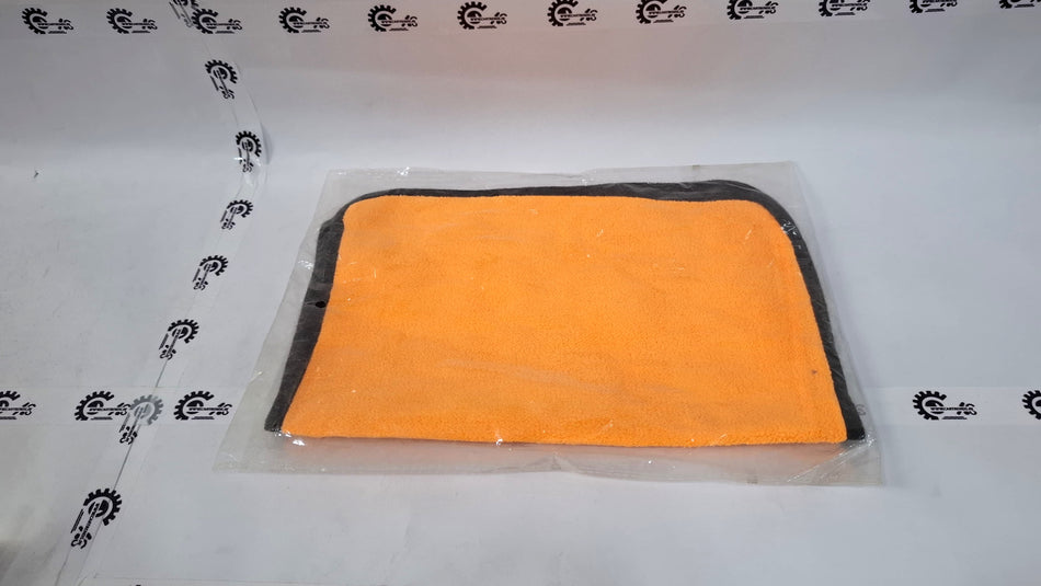 CarTrends cleaning towel with soft, absorbent microfiber material for effective vehicle cleaning and detailing.