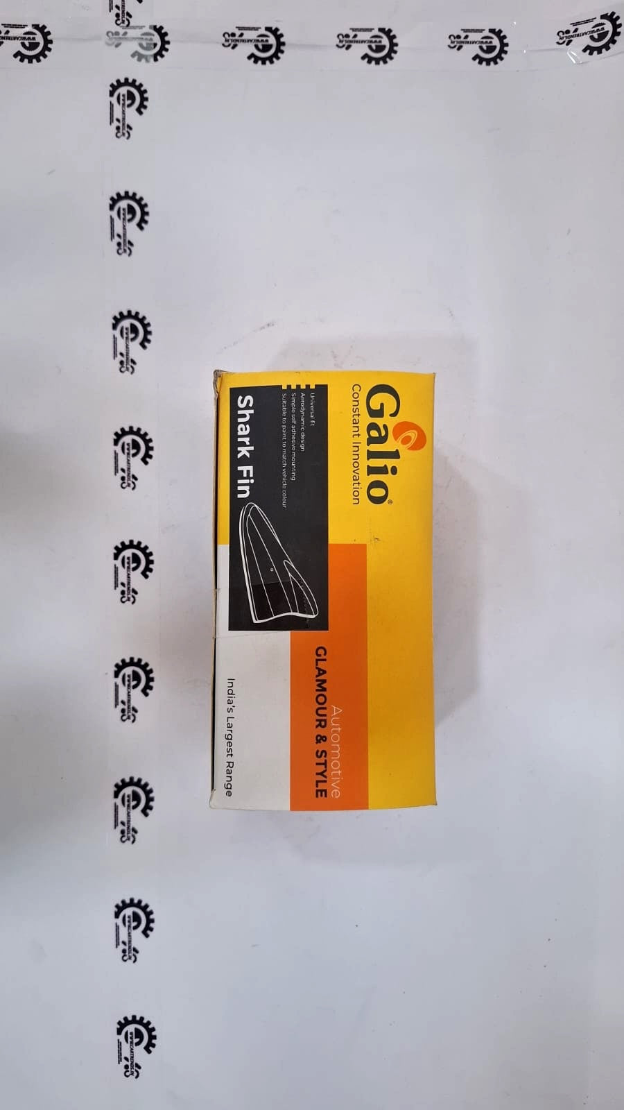 Galio universal shark fin automotive antenna by CarTrends, sleek black car roof antenna with a modern shark fin design.