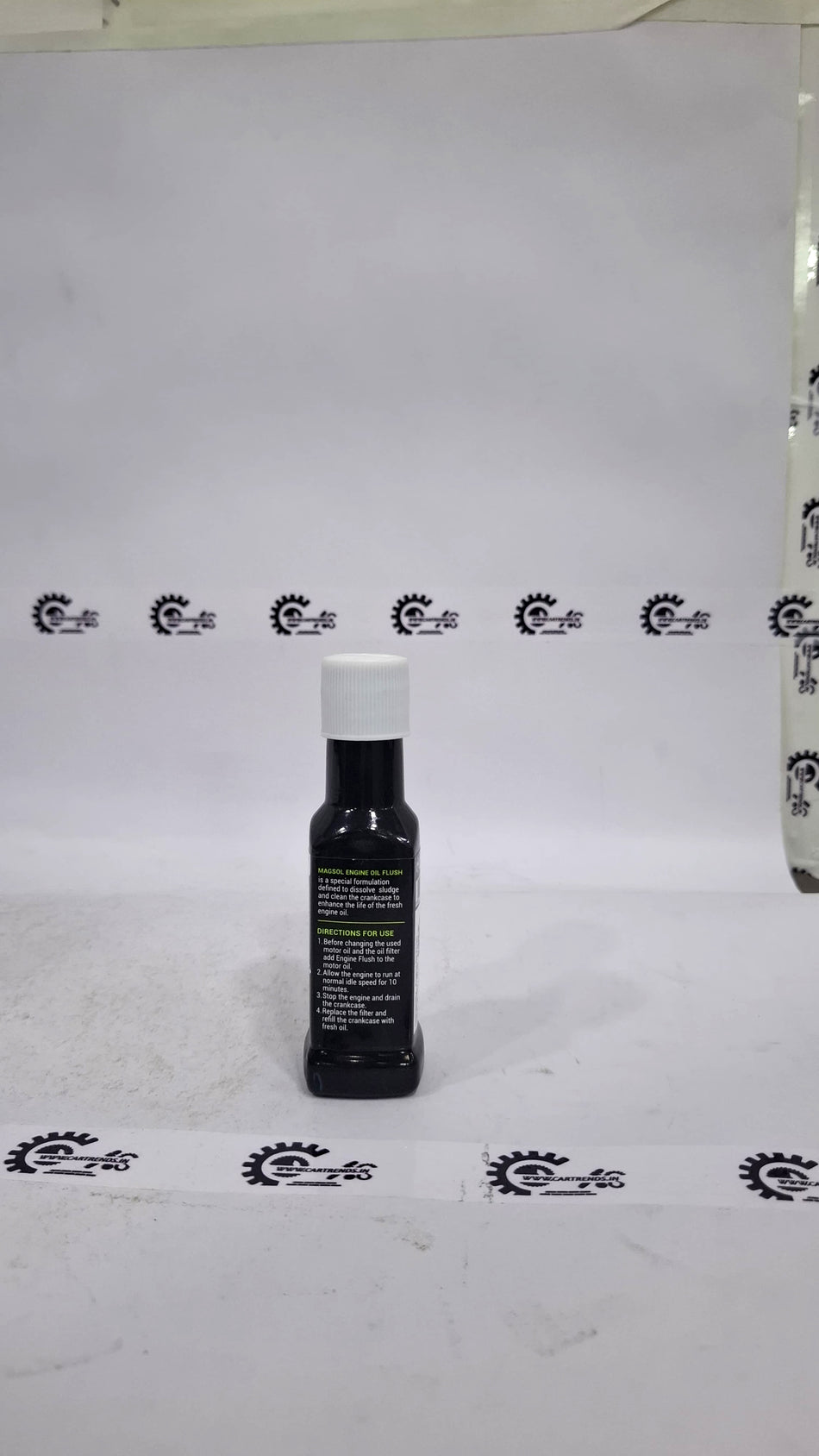 CarTrends Magsol Engine Oil Flush bottle, automotive additive for cleaning engine oil system, with label and cap visible.