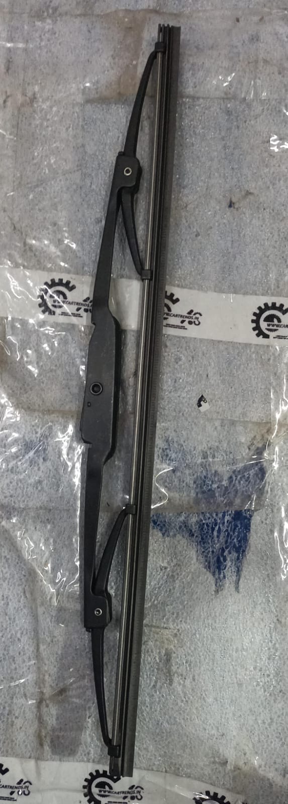 Hyundai wiper blade passenger side blade assembly for Santro, i10, Accent, Verna by CarTrends, model #983604N900.