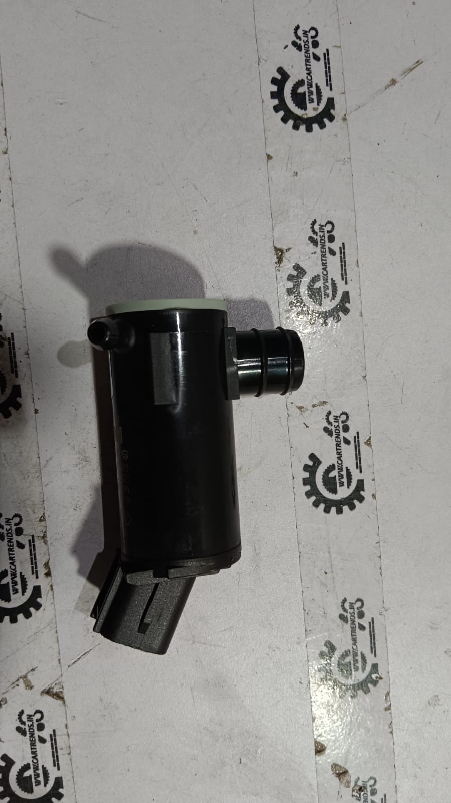 Hyundai CarTrends motor and water pump Aura 985102S000, automotive replacement part, with visible pump components and branding details.