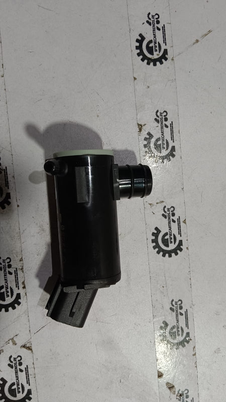 Hyundai CarTrends motor and water pump Aura 985102S000, automotive replacement part, with visible pump components and branding details.