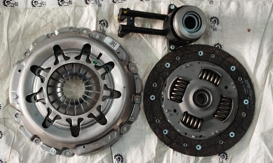 LUK clutch set for Ford EcoSport 1.5L diesel engine, includes pressure plate, clutch disc, and release bearing.