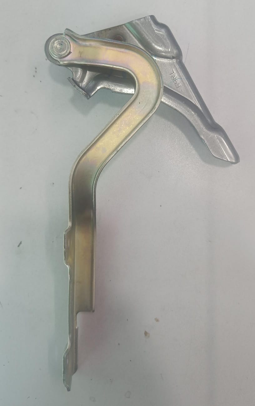 Maruti Wagon R front right hood hinge for petrol models, CarTrends branded automotive replacement part.
