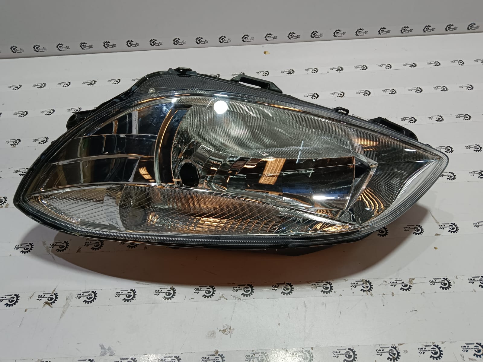 Skoda Fabia halogen headlight, driver side (LH), CarTrends brand, replacement part with model number 5JF941017.