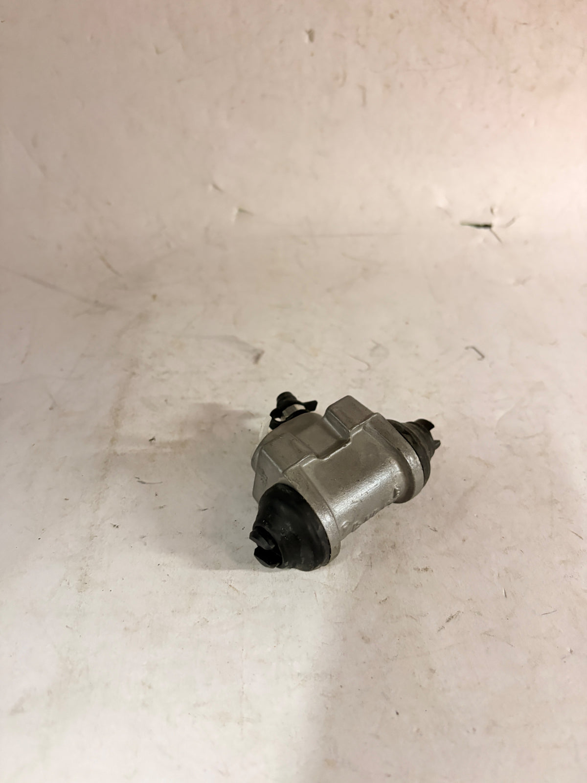 CarTrends rear left wheel cylinder for Hyundai Santro Xing, automotive spare part shown in the image.
