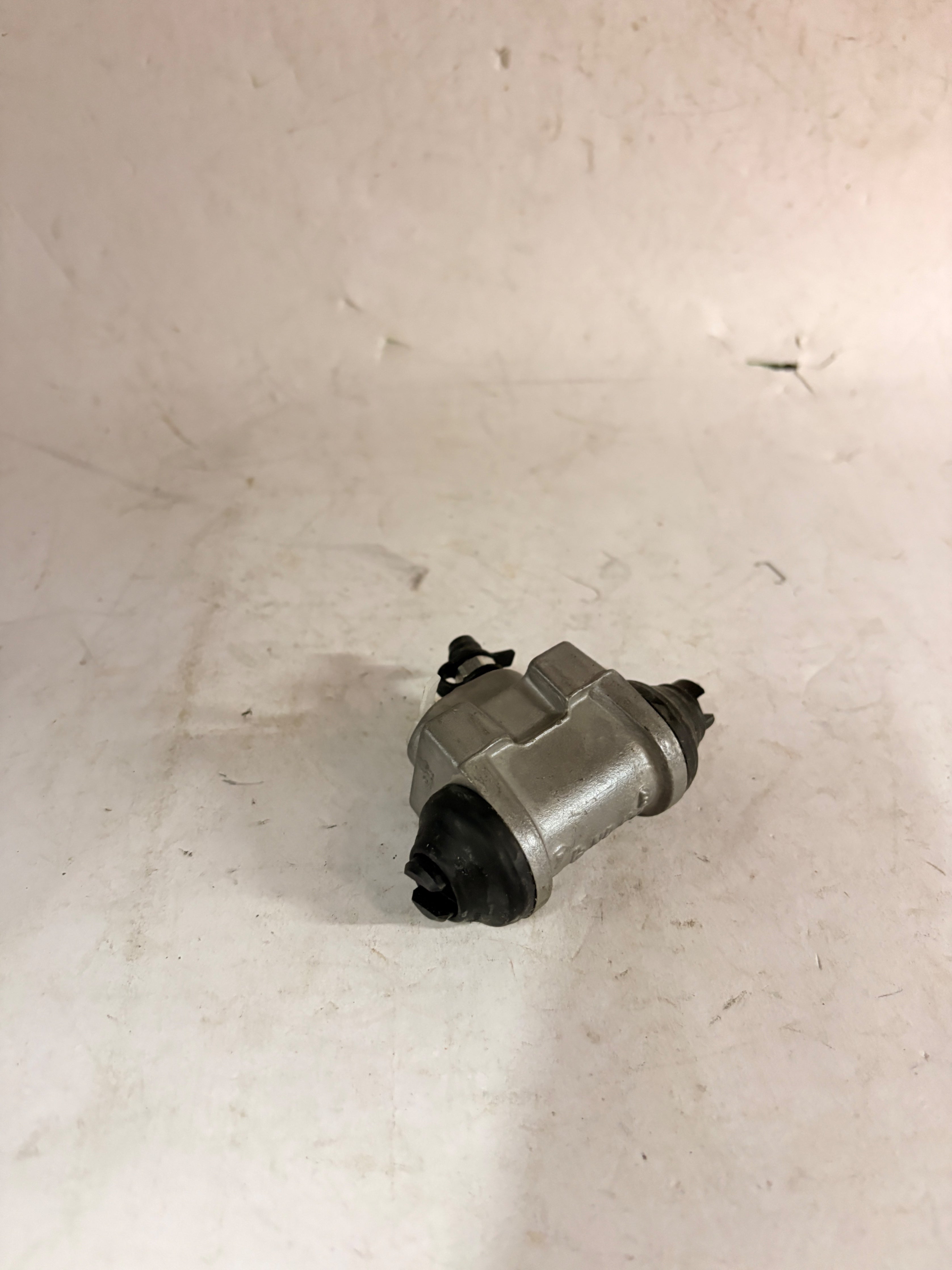 CarTrends rear left wheel cylinder for Hyundai Santro Xing, automotive spare part shown in the image.