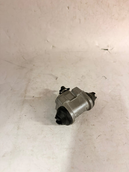 CarTrends rear left wheel cylinder for Hyundai Santro Xing, automotive spare part shown in the image.