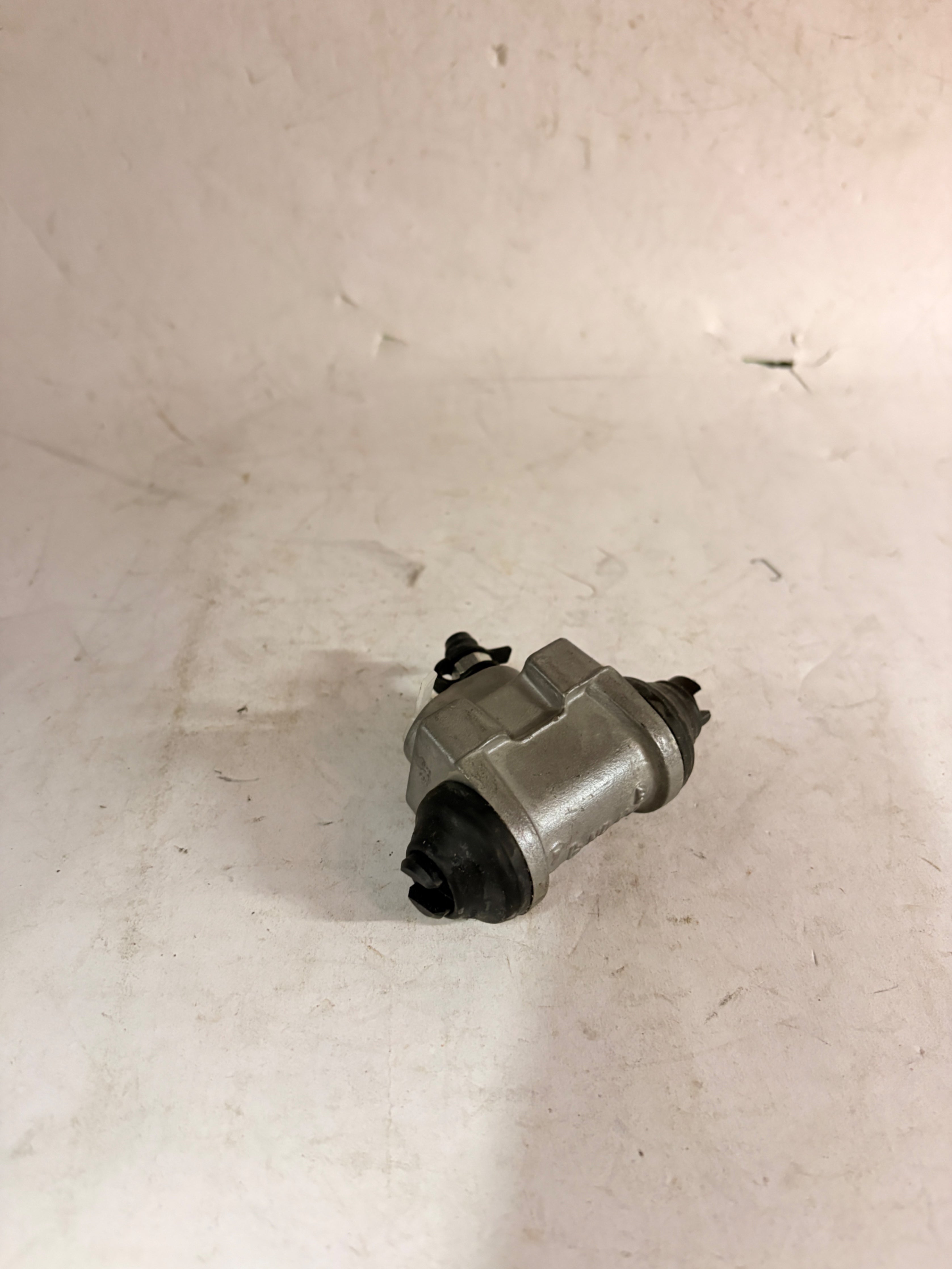 CarTrends rear wheel cylinder for Santro Xing on the left side, automotive spare part for brake system.