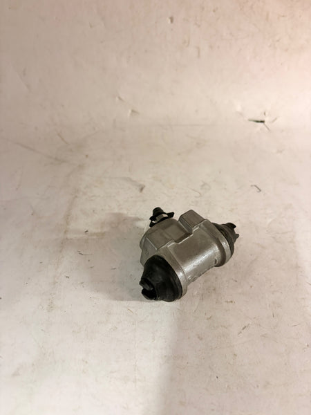CarTrends rear wheel cylinder for Santro Xing left side, close-up of automotive spare part for vehicle brake system.