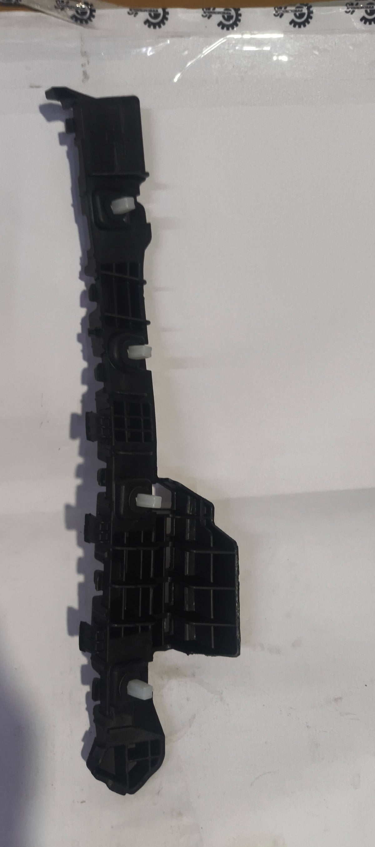 CarTrends rear bumper bracket for Creta, left side, spare part, durable metal support for vehicle bumper attachment.