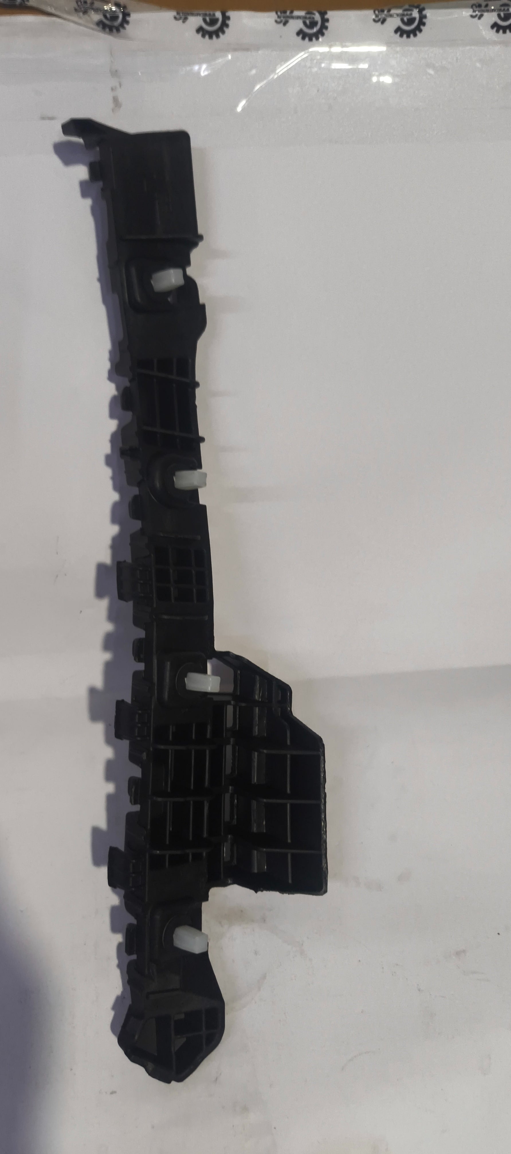 CarTrends rear bumper bracket for Creta, left side, spare part, durable metal support for vehicle bumper attachment.