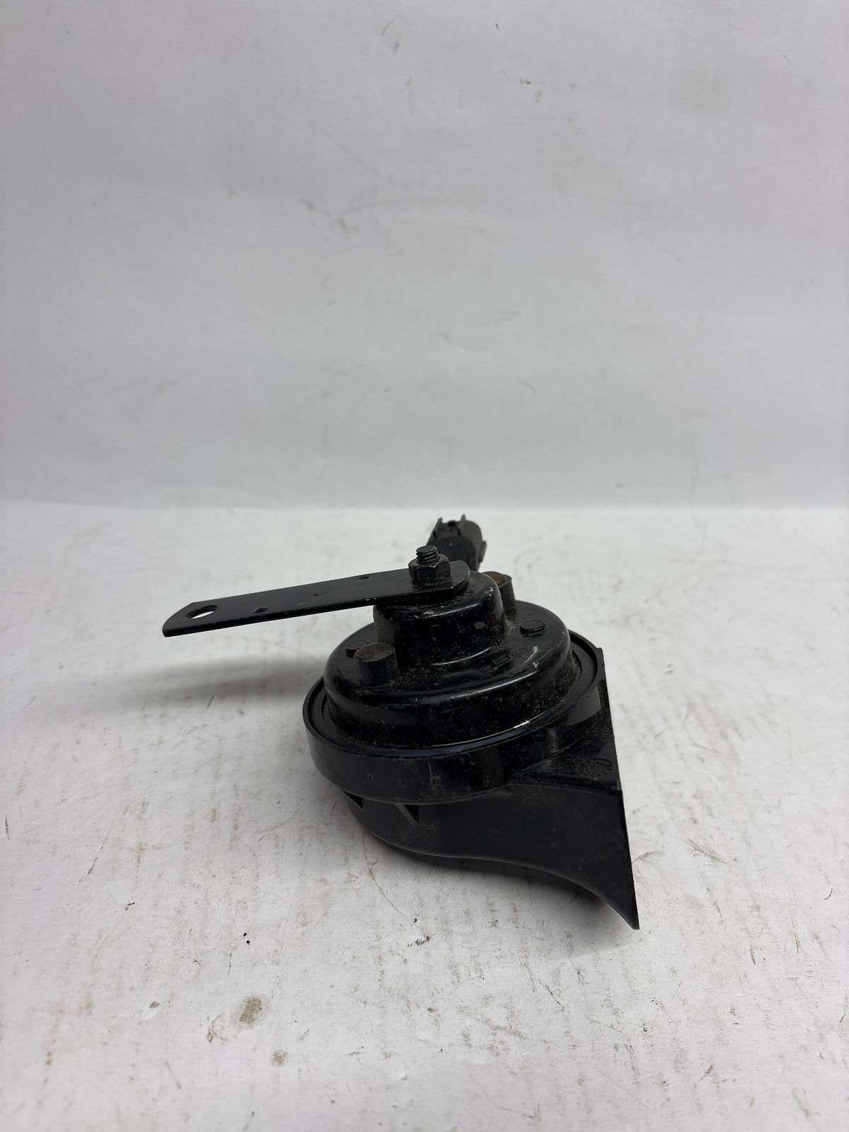 CarTrends Horn Optra low tone spare part, close-up of the CarTrends Horn Optra low tone J96349109 component.