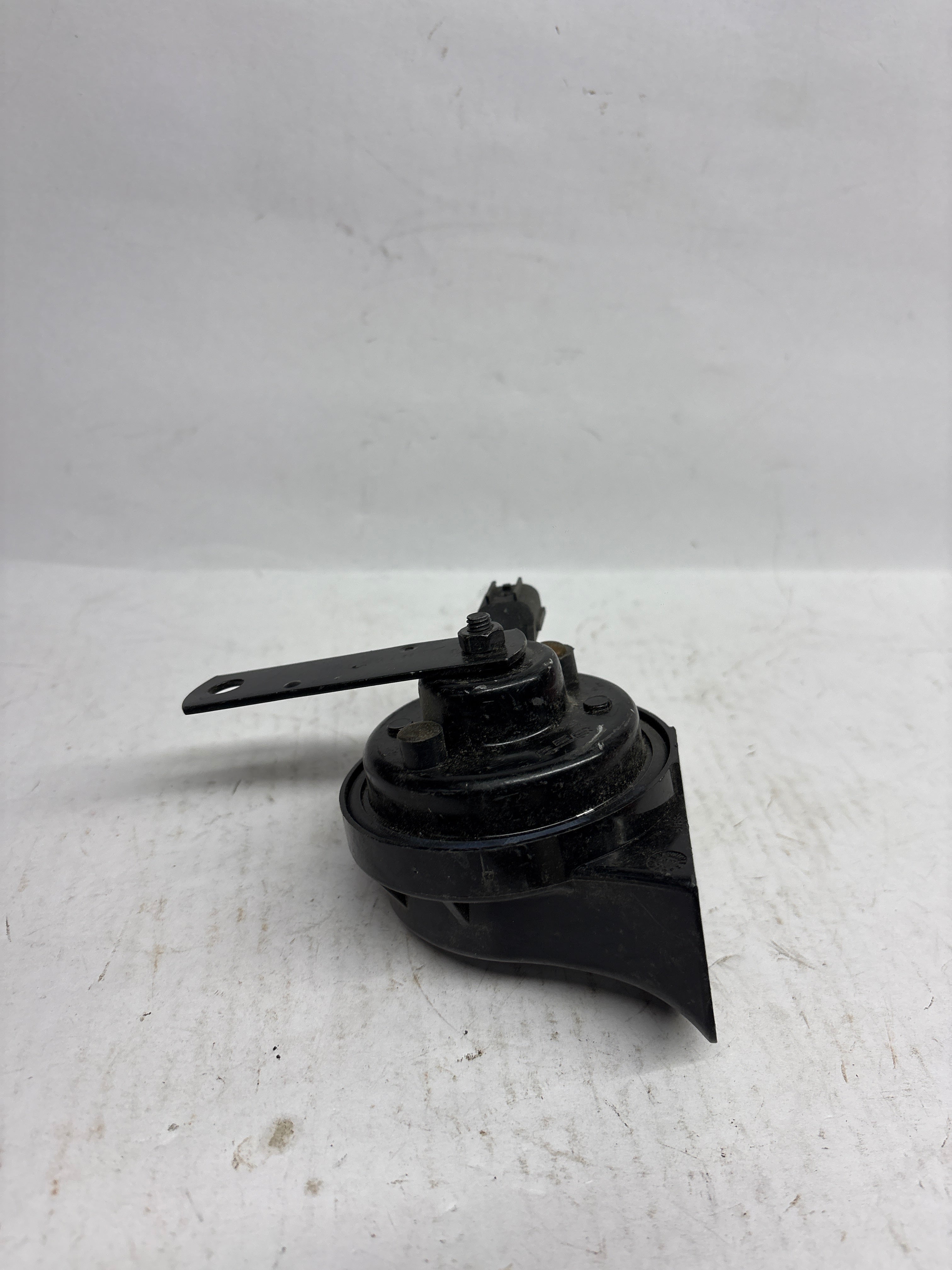 CarTrends Horn Optra low tone spare part, close-up of the CarTrends Horn Optra low tone J96349109 component.
