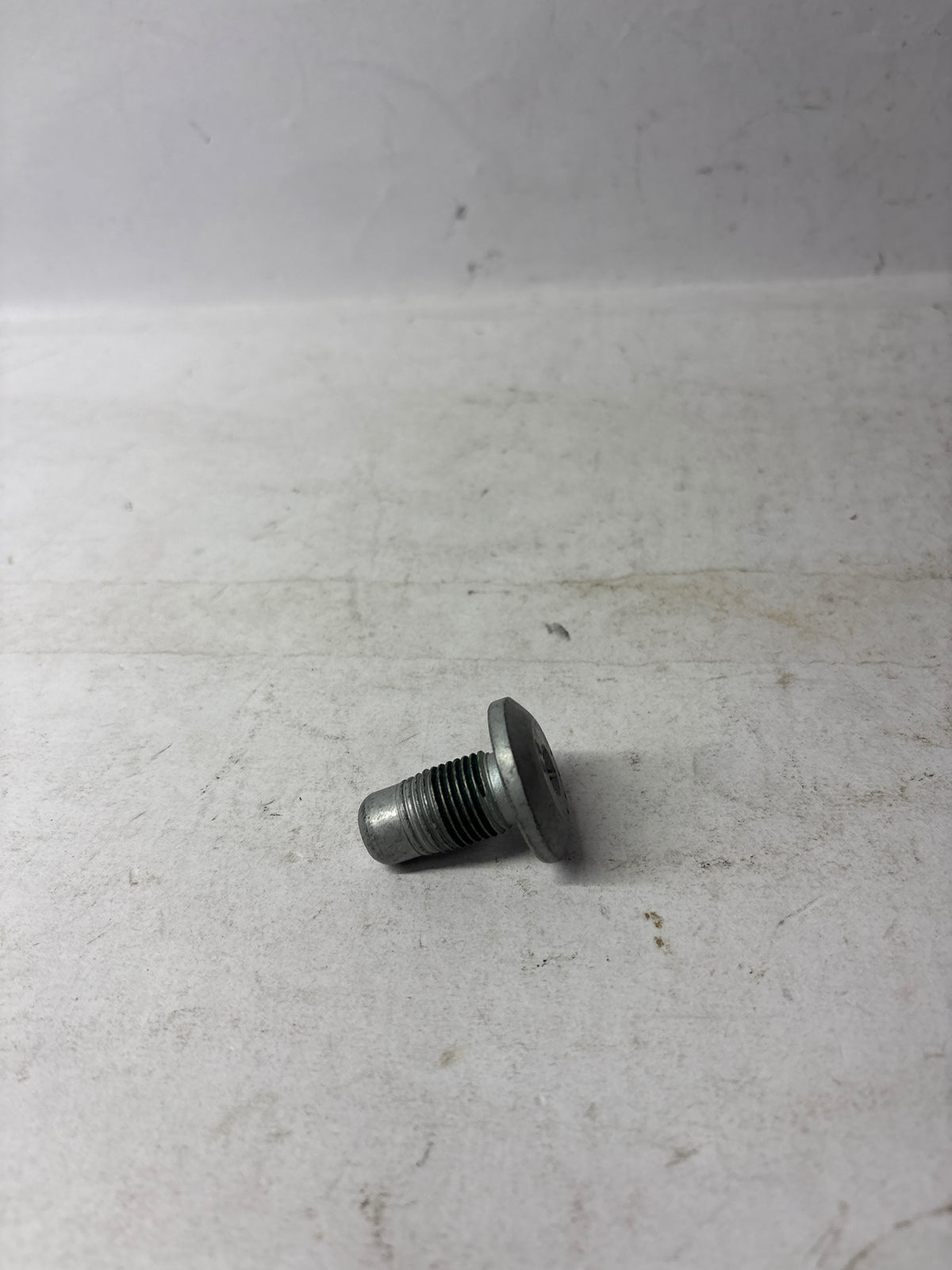 CarTrends steering wheel bolt for Chevrolet Cruze, close-up of the spare part showing the bolt used in steering wheel assembly.
