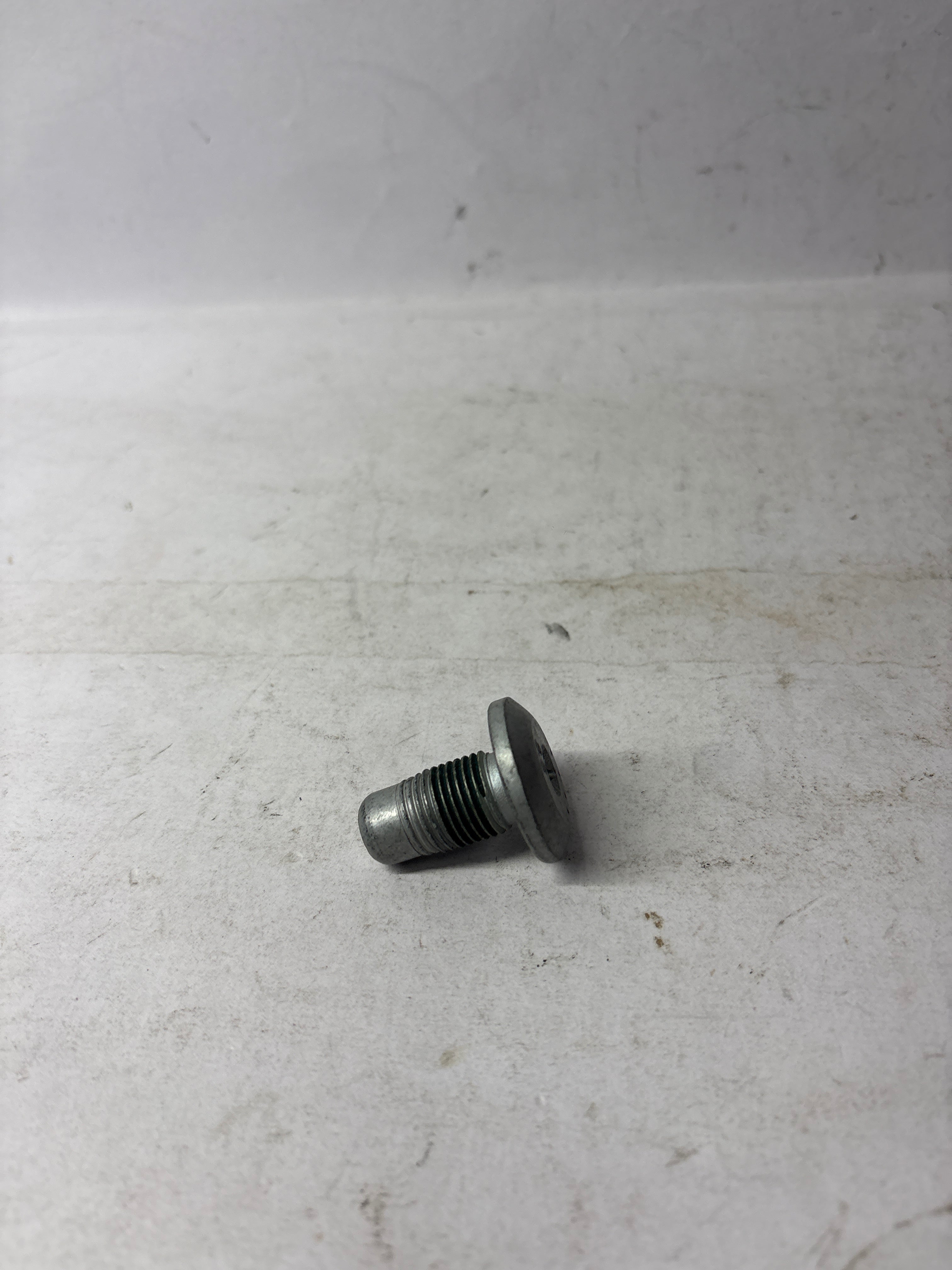CarTrends steering wheel bolt for Chevrolet Cruze, close-up of the spare part showing the bolt used in steering wheel assembly.