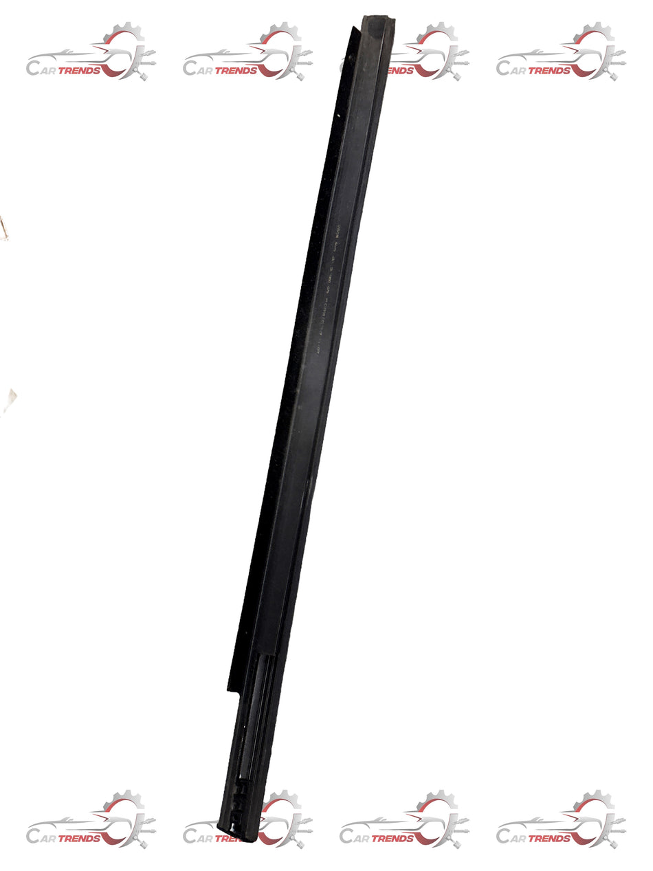 CarTrends outer window sealing strip for the rear right side, spare part for vehicle window sealing.