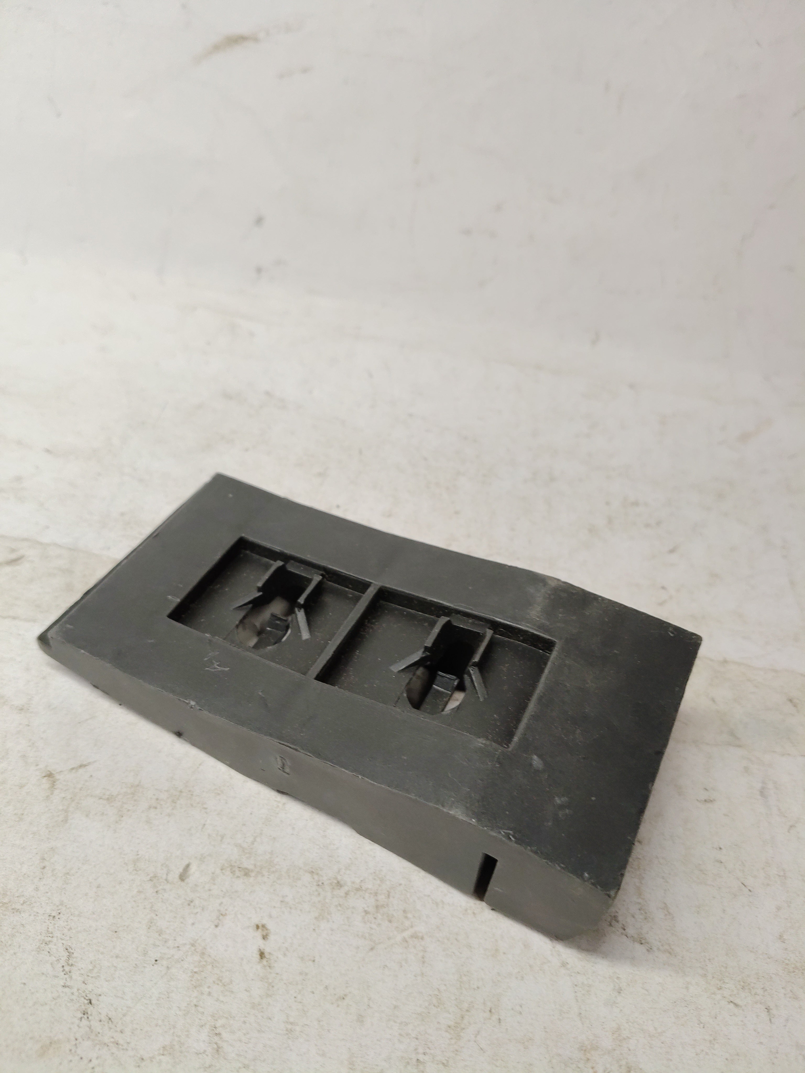 CarTrends rear right side Corsa retainer, an auto spare part for vehicle rear side support and stability.