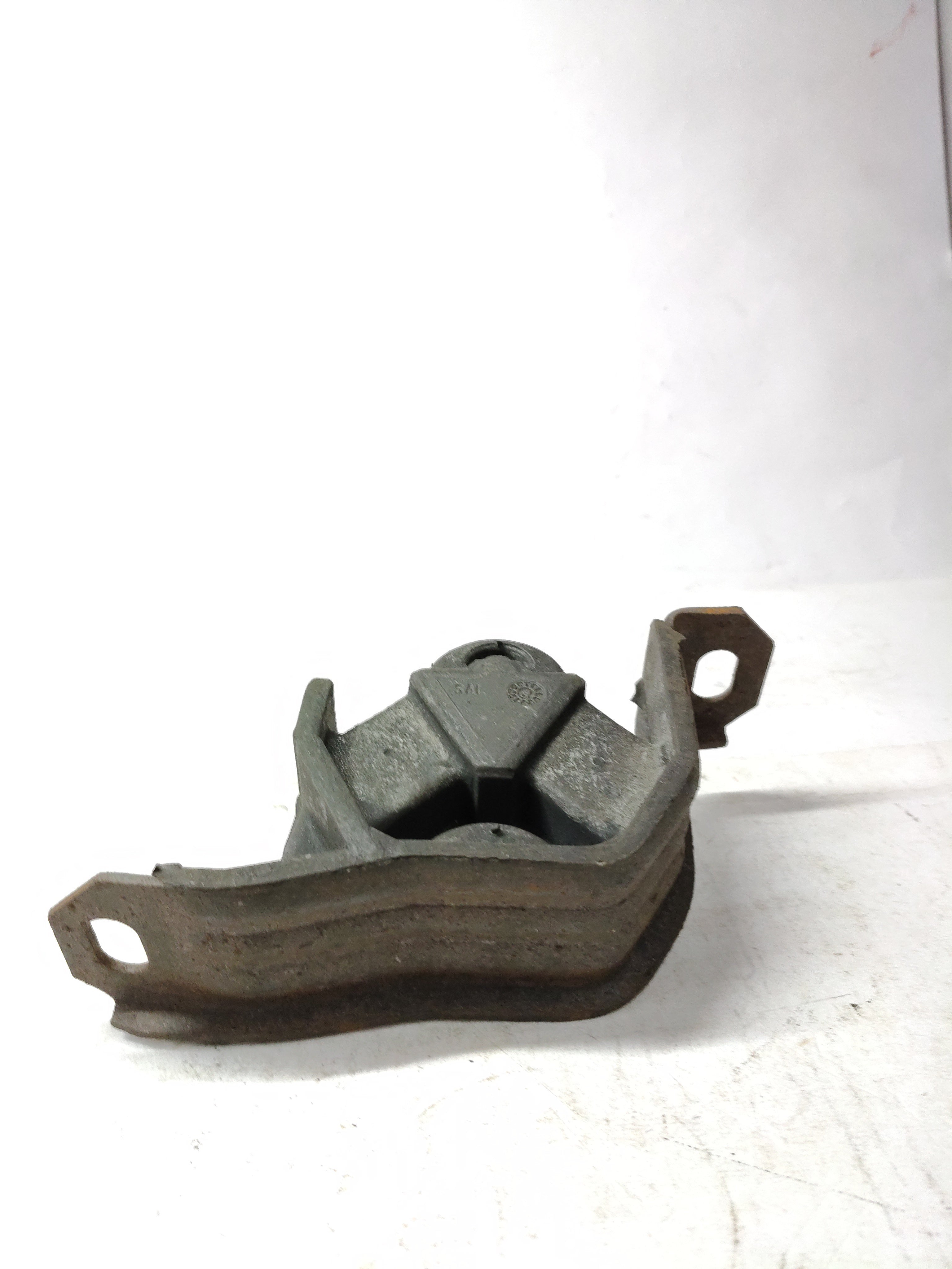 CarTrends engine mounting bracket assembly for spare parts, showing metal bracket with mounting points and hardware.