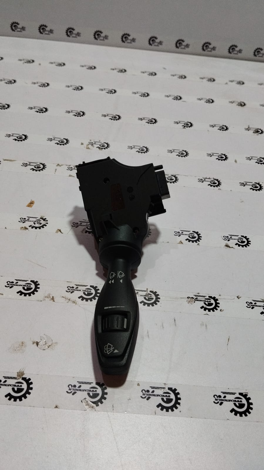 Ford Ecosports wiper switch E4B517A553BA, close-up of the black wiper control switch on the steering column.