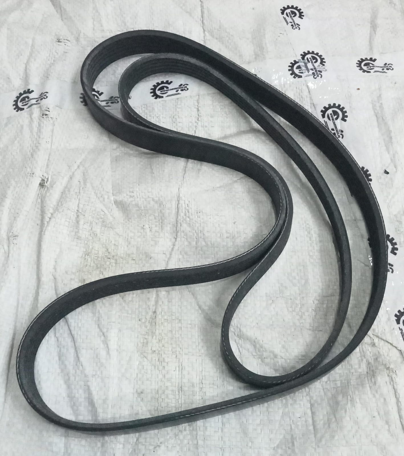 Ford Figo/Fiesta fan belt, L2MZ8620B, auto part for Ford vehicles, showing the black rubber belt on a plain background.