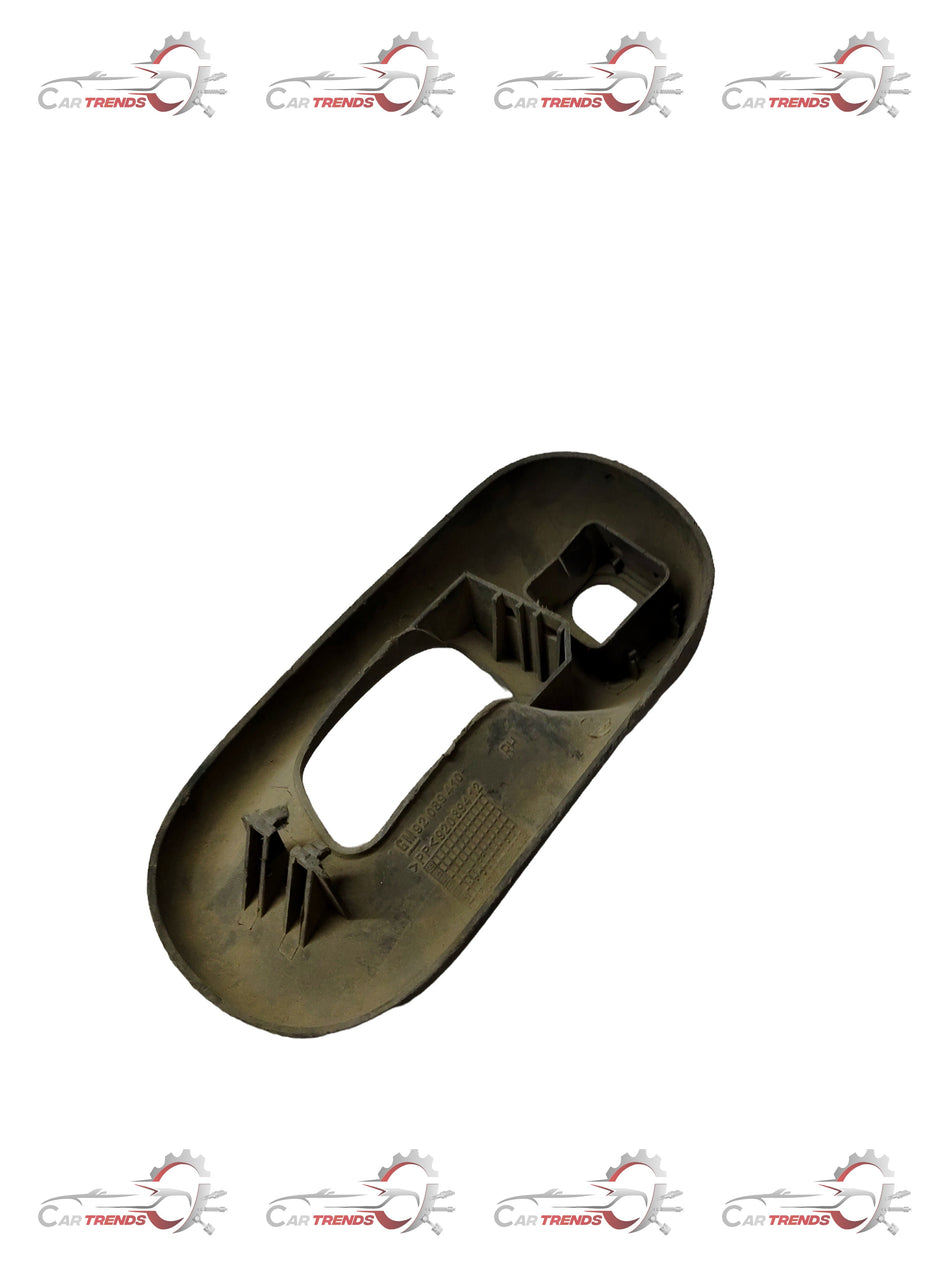 Rh side bezel handle for Corsa, compatible with General Motors vehicles, model S92089410, in black finish.