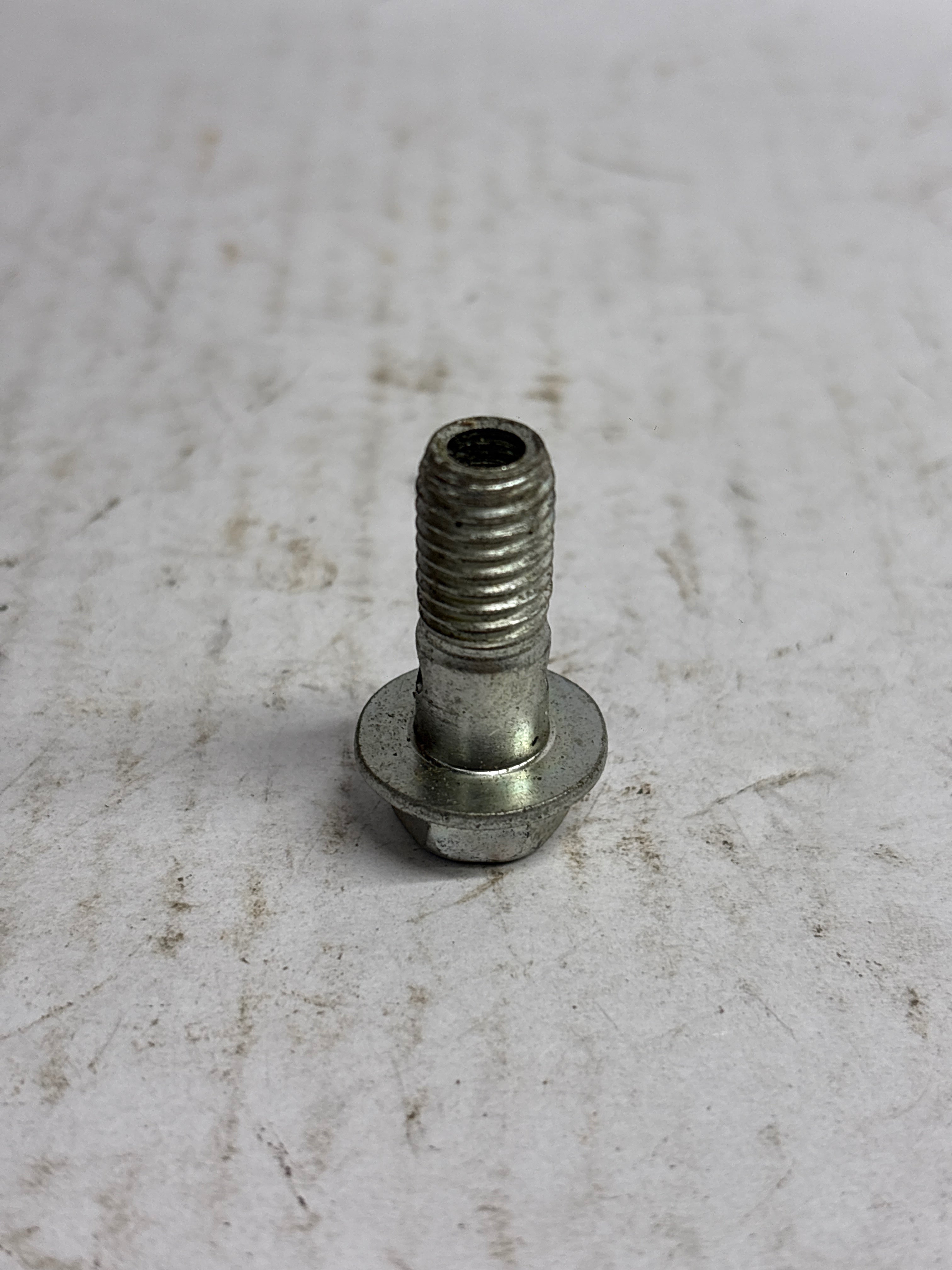 General Motors turbo oil feed pipe bolt and screw for J55575099 engine component, shown in close-up view.