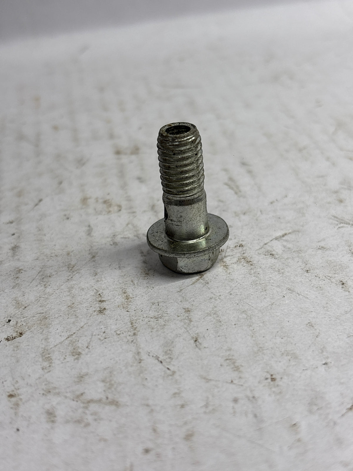 General Motors turbo oil feed pipe bolt screw for J55575099 engine part, essential for turbocharger oil delivery.
