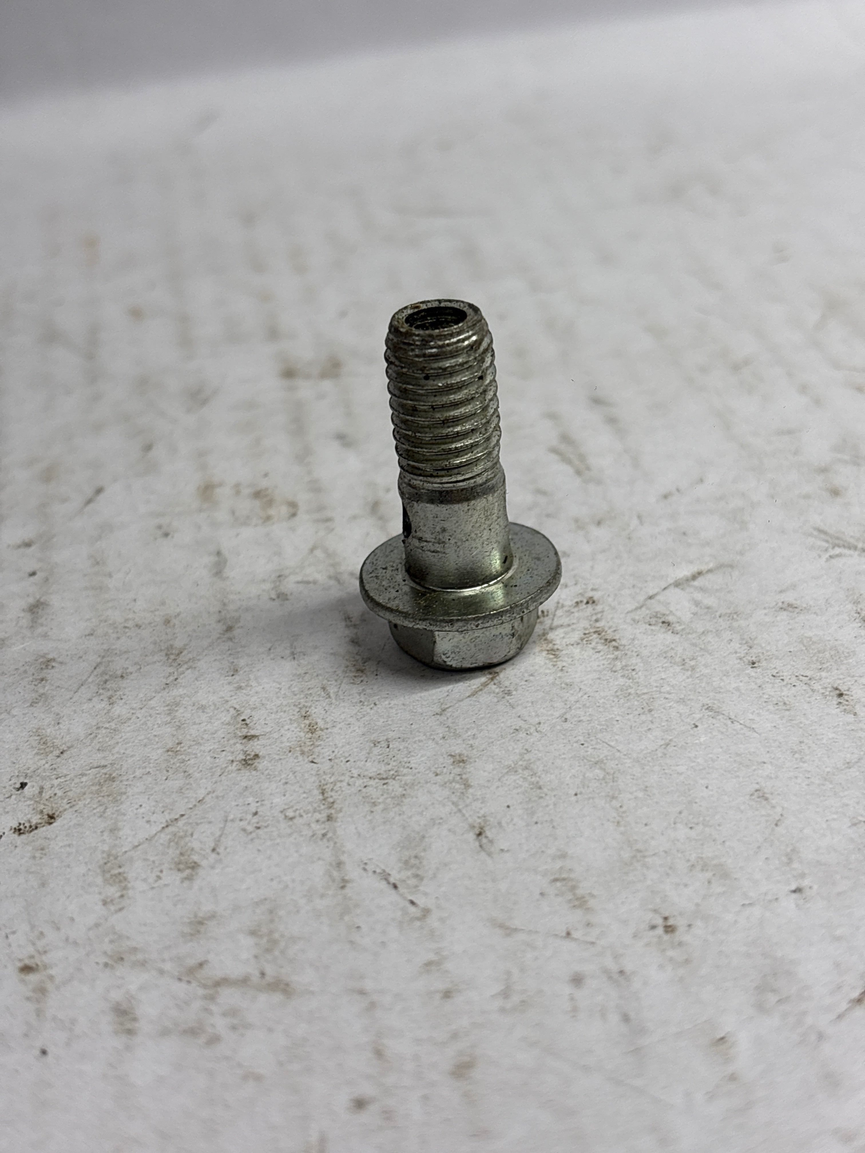 General Motors turbo oil feed pipe bolt screw for J55575099 engine part, essential for turbocharger oil delivery.