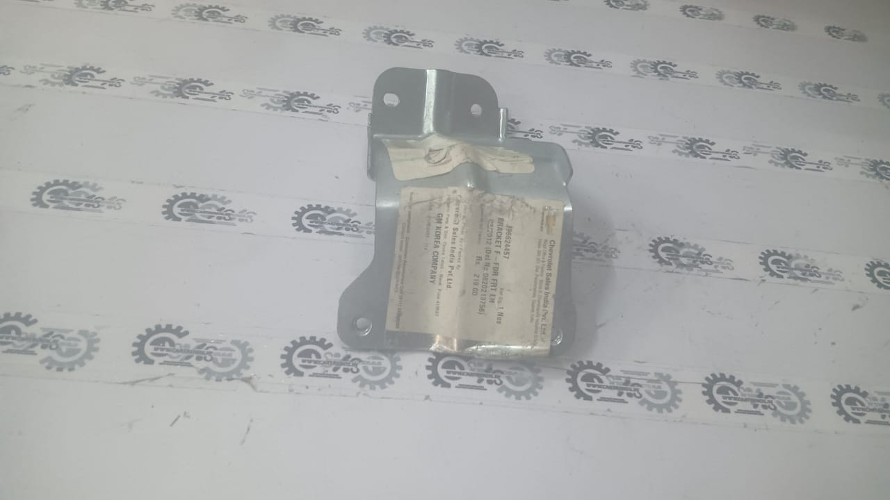 Front left bracket for Chevrolet Captiva, OEM part J96624457, designed by General Motors for vehicle support and mounting.