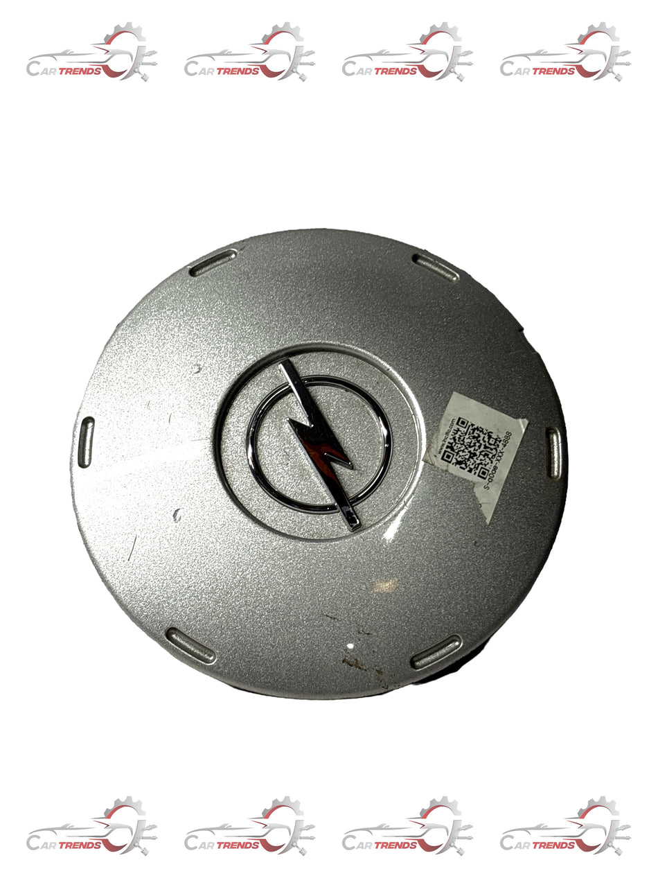 General Motors Astra wheel cap featuring the GM logo, designed for vehicle wheel protection and decoration.
