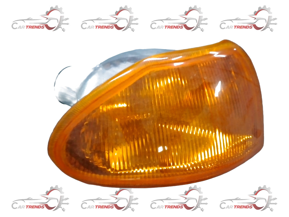 Amber front right turn signal light for Opel Astra by General Motors, designed for vehicle signaling and safety.