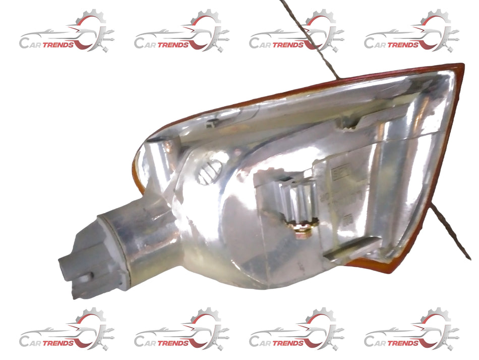 Amber front right turn signal light for Chevrolet Astra by General Motors, designed for vehicle safety and visibility.