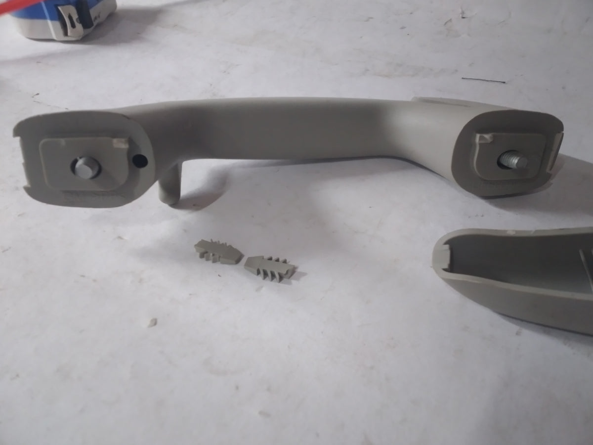 General Motors handle assembly for left-hand side, part number J96909004, designed for vehicle door operation.