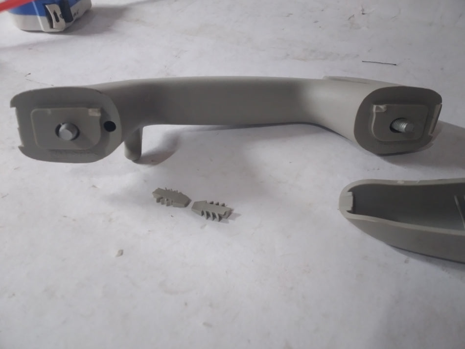 General Motors handle assembly for left-hand side, part number J96909004, designed for vehicle door operation.