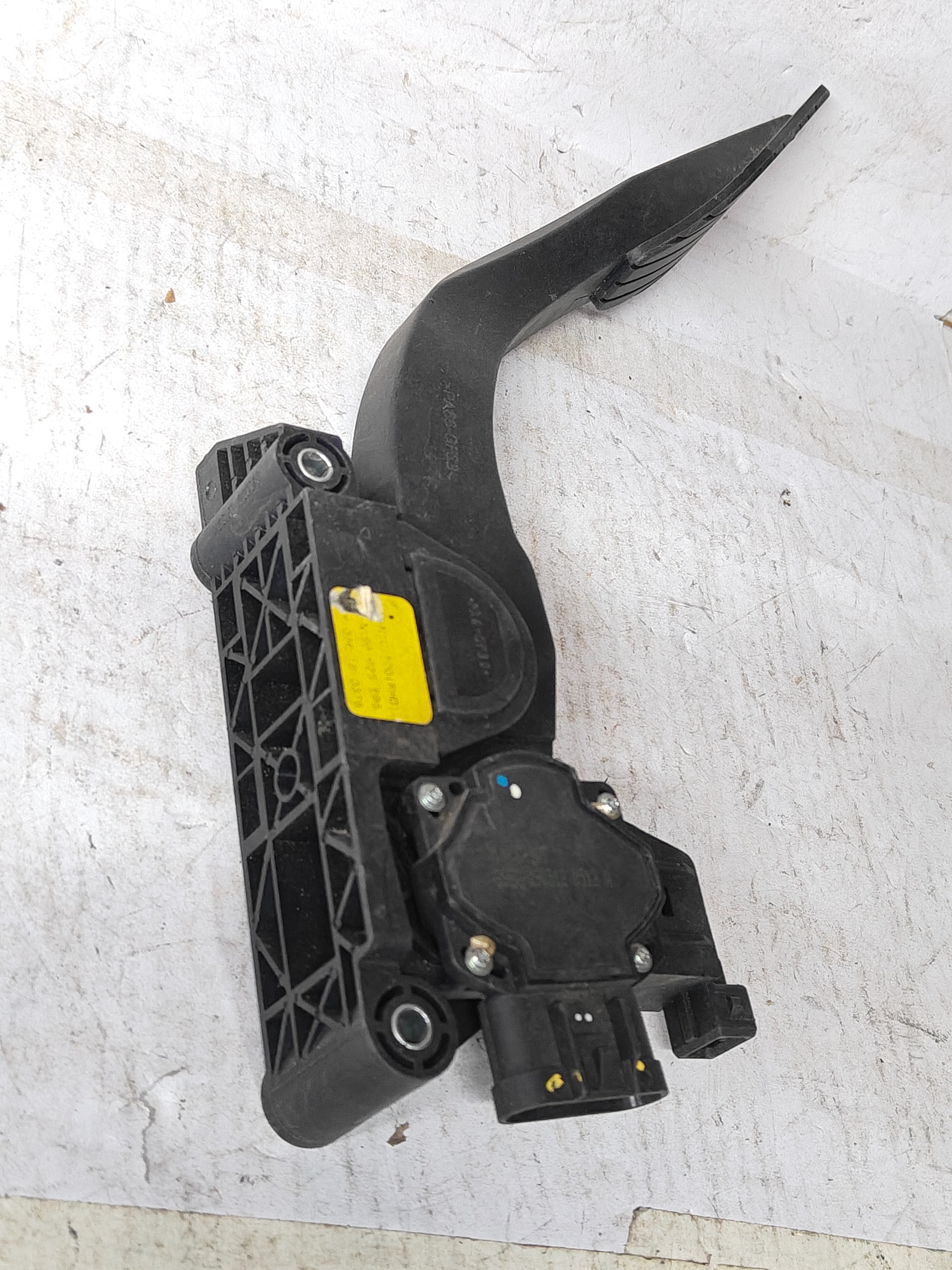 General Motors pedal accelerator for Captiva J96625895, shown in black with textured surface for enhanced grip.