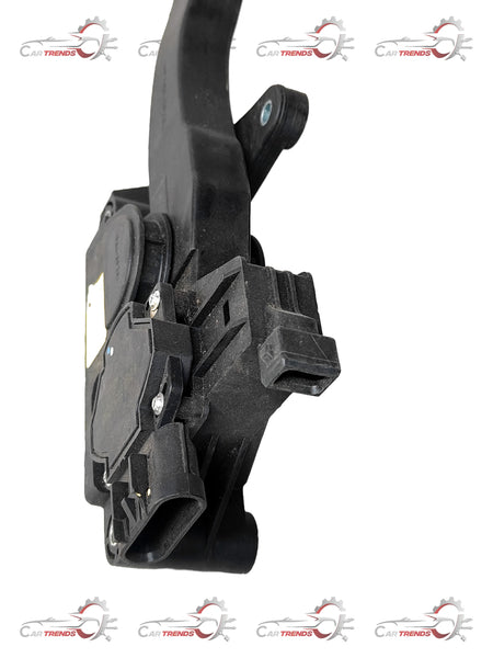 General Motors pedal accelerator for Captiva J96625895, close-up view of the throttle pedal in black with textured surface.
