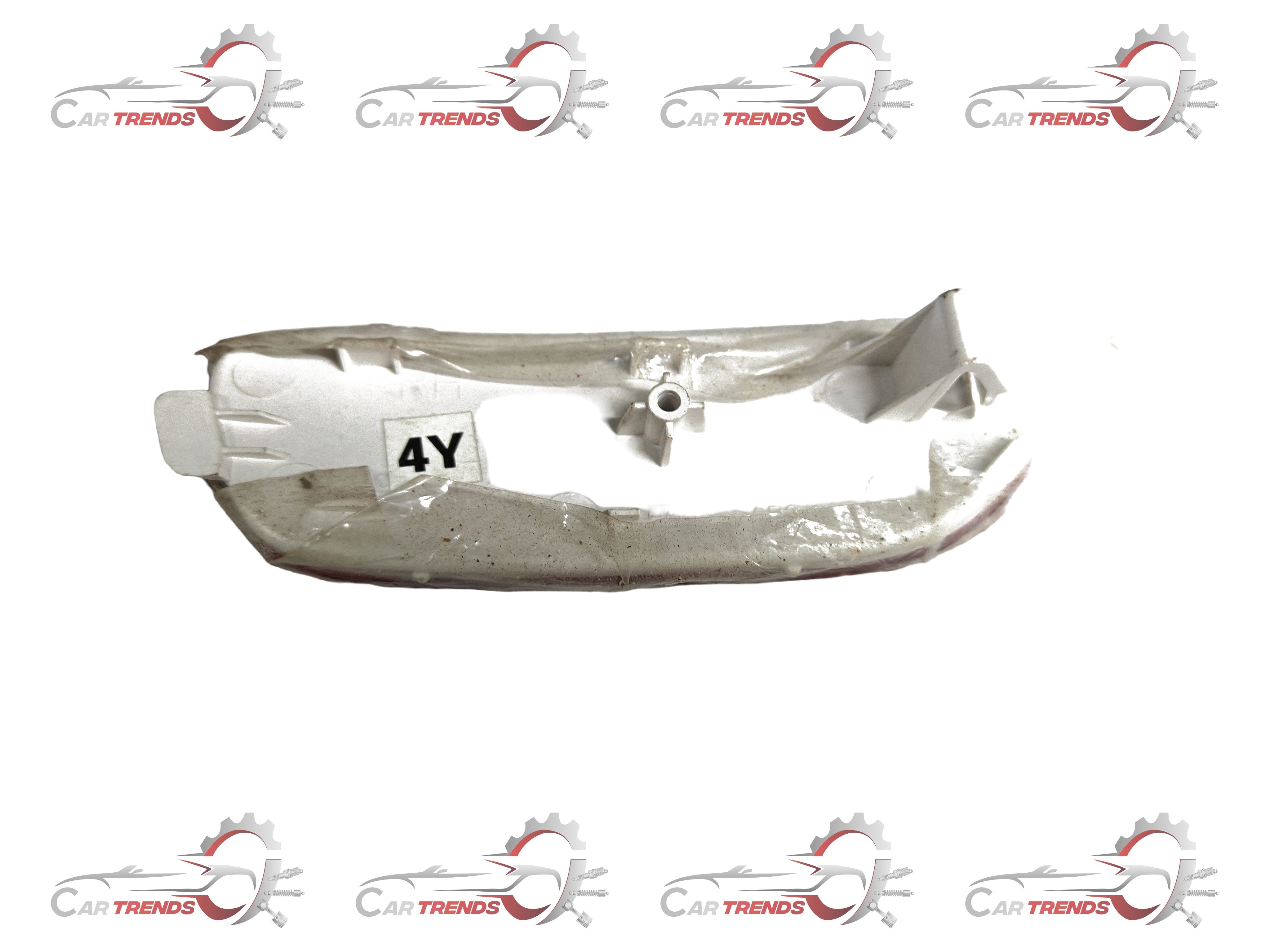 Red reflector for the right fascia of Chevrolet Captiva, part number J96626982, by General Motors.