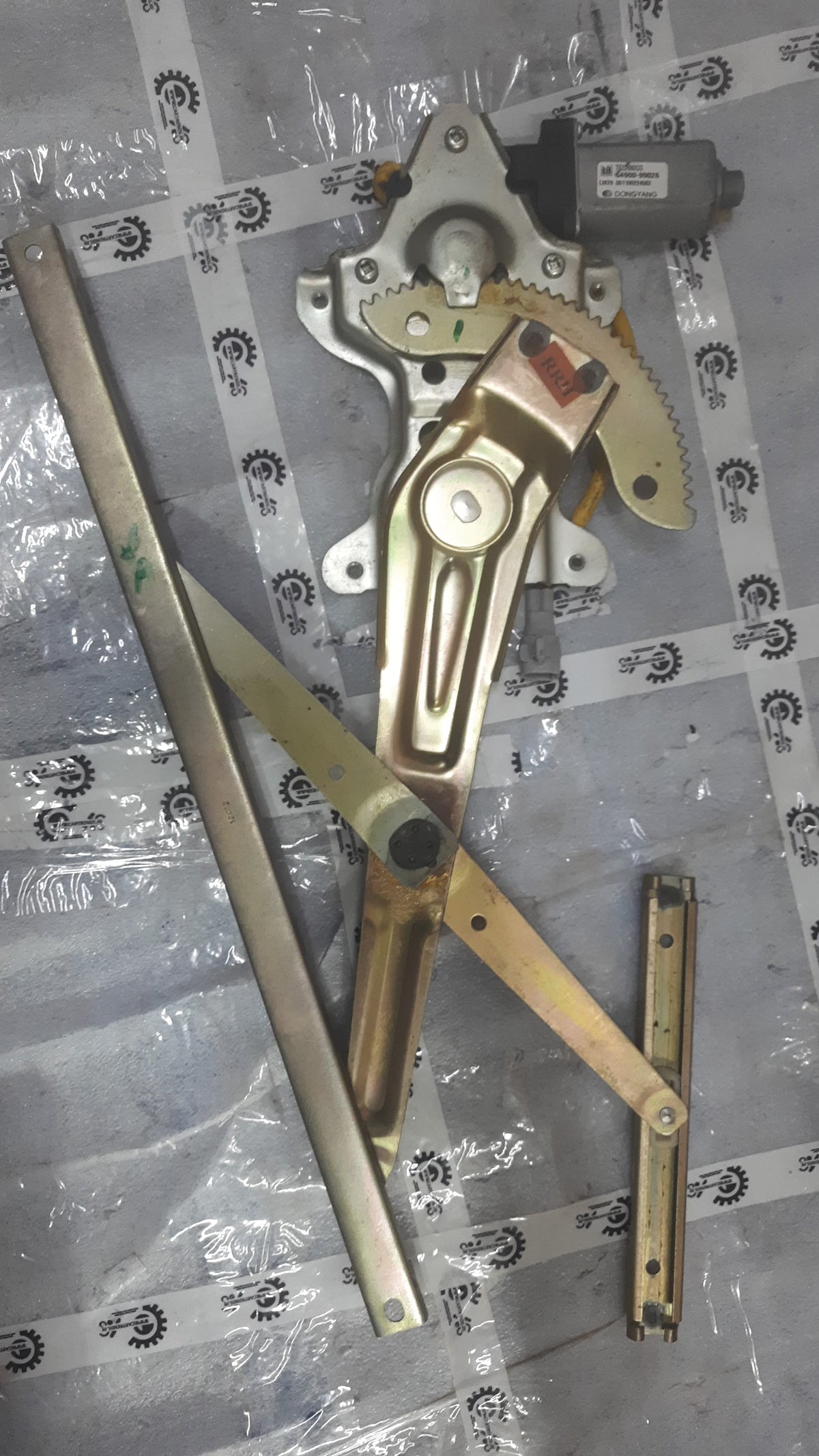 General Motors power window regulator assembly for Tavera, model RR T97690472, designed for reliable vehicle window operation.