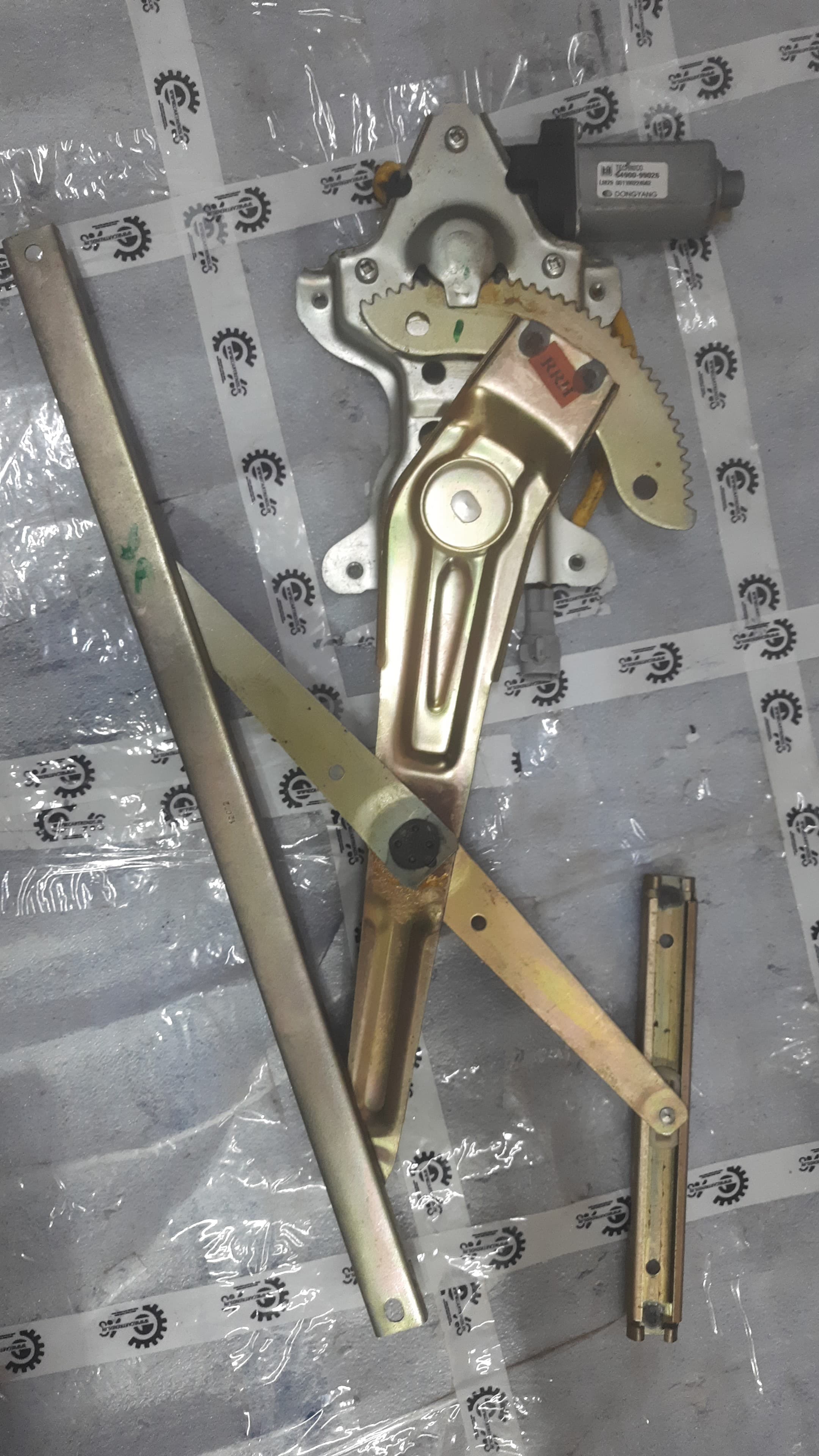 General Motors power window regulator assembly for Tavera, model RR T97690472, designed for reliable vehicle window operation.