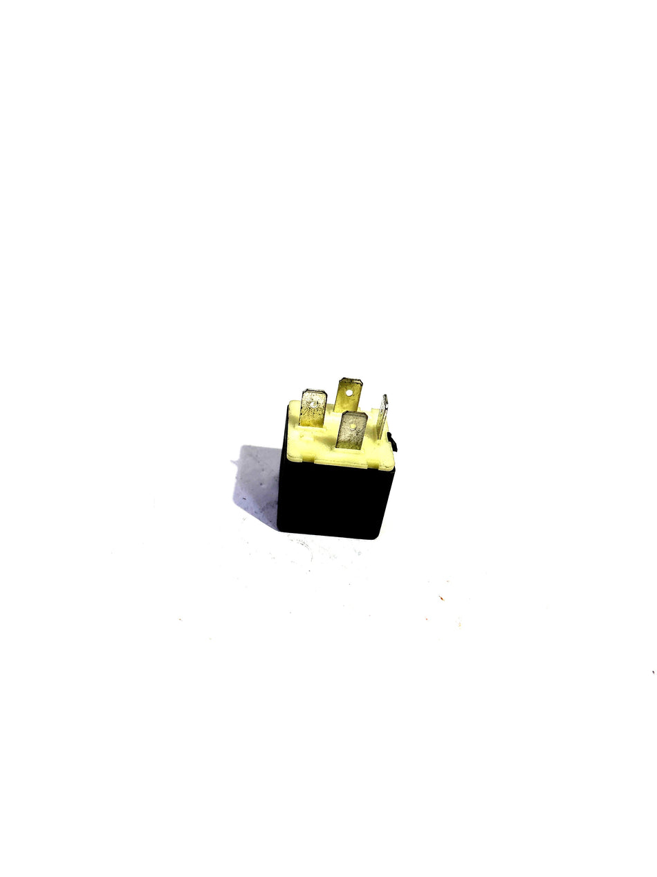 General Motors relay assembly for Opel Optra petrol engine, part J28295365, used in automotive cooling and air conditioning systems.