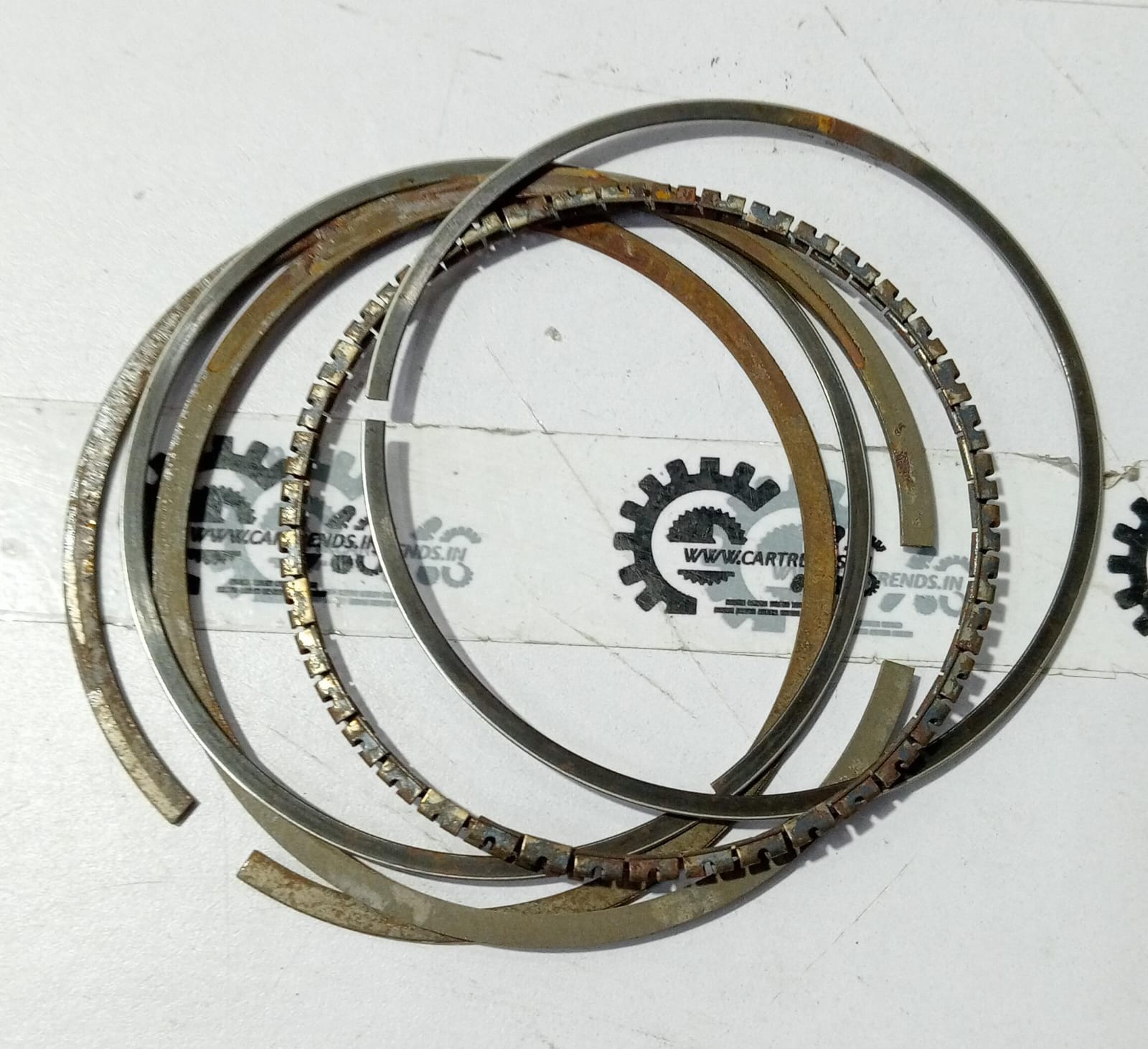 Set of five standard piston rings for Chevrolet Aveo by General Motors, shown in the product image.