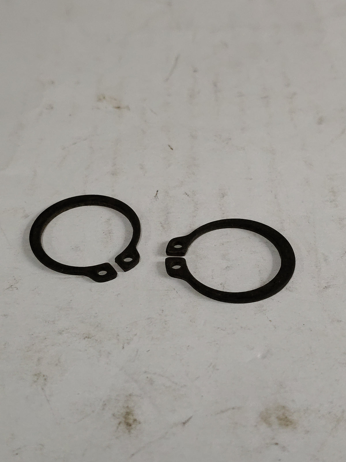 General Motors Tavera front bearing ring snap counter, used for vehicle wheel hub assembly, in a clear, detailed view.