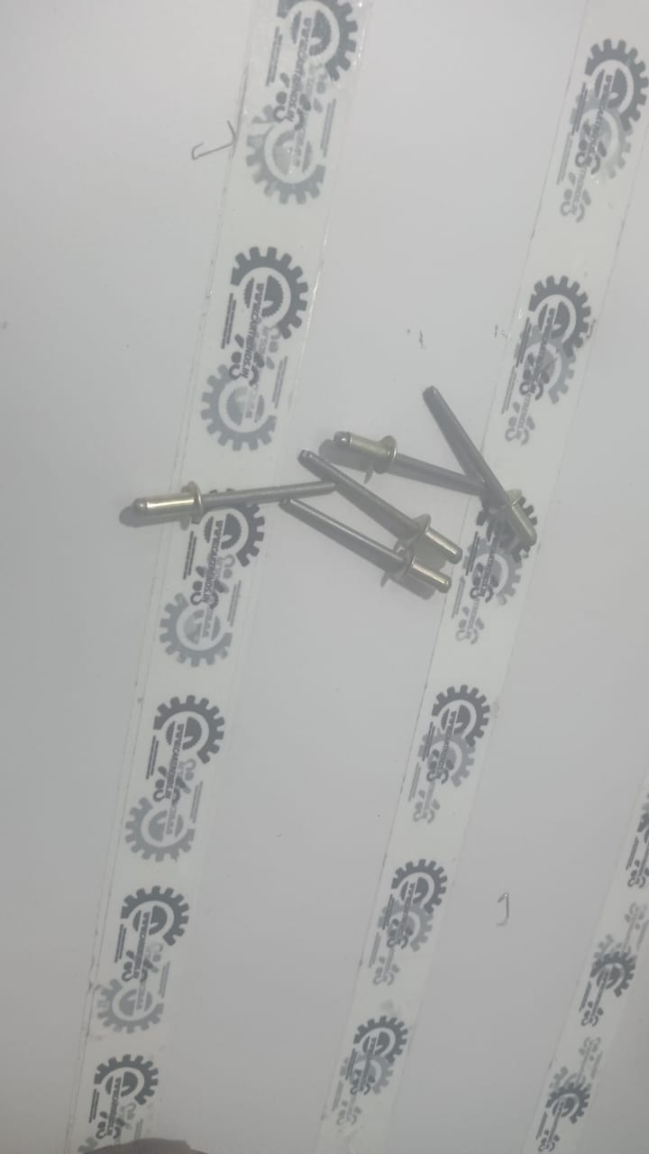Blind rivet from General Motors, 4.8 x 11 mm size, designed for automotive use in Astra models, shown in the image.